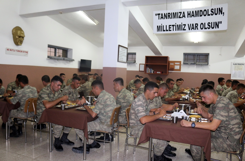 Gözler sınırda kulakları ezanda