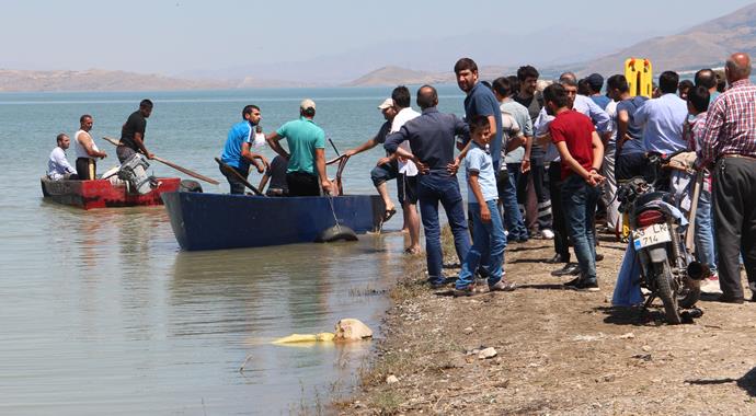 Serinlemek için Keban Baraj Gölü’ne giren 2 kişi kayboldu