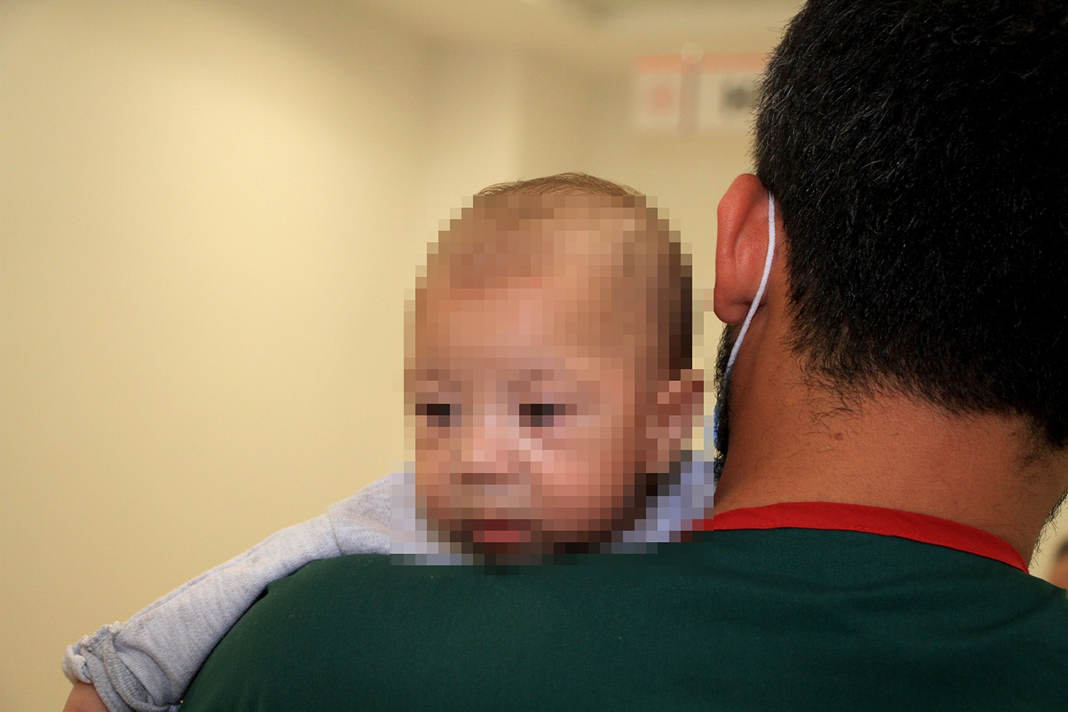 Karısını bıçaklayıp 5 aylık oğlunu kaçırdı! Bakamayınca bırakıp kaçtı