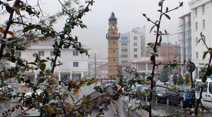Yozgat'a mevsimin ilk karı yağdı
