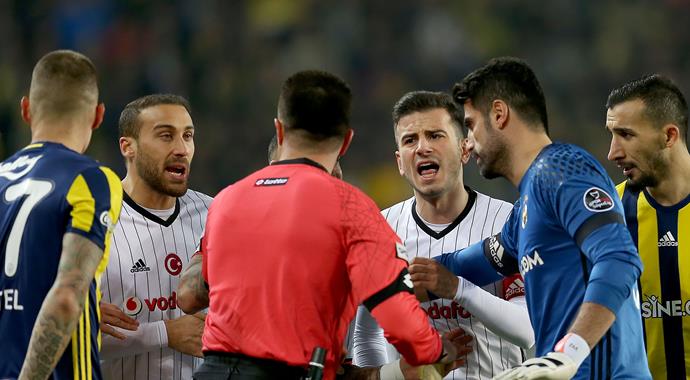 Fenerbahçe - Beşiktaş maçında ortalık karıştı