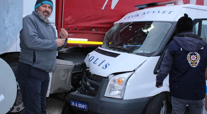 Çevik Kuvvet minibüsü TIR'a çarptı: 11 polis yaralı