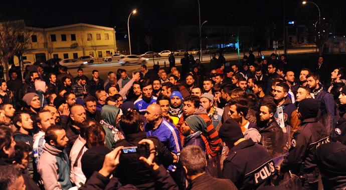 Bursasporlu taraftarlar bıçaklarla futbolculara saldırdı