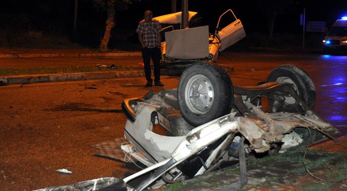 Çorum'da otomobil ikiye ayrıldı: 1 ölü, 4 yaralı