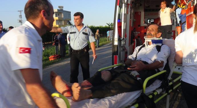 Adana'da tarım işçilerini taşıyan midibüs devrildi: 32 yaralı