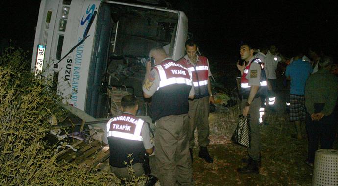 Suriyelileri taşıyan otobüs devrildi