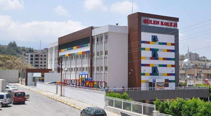 Hatay'da Gülen Koleji tabelası indirildi
