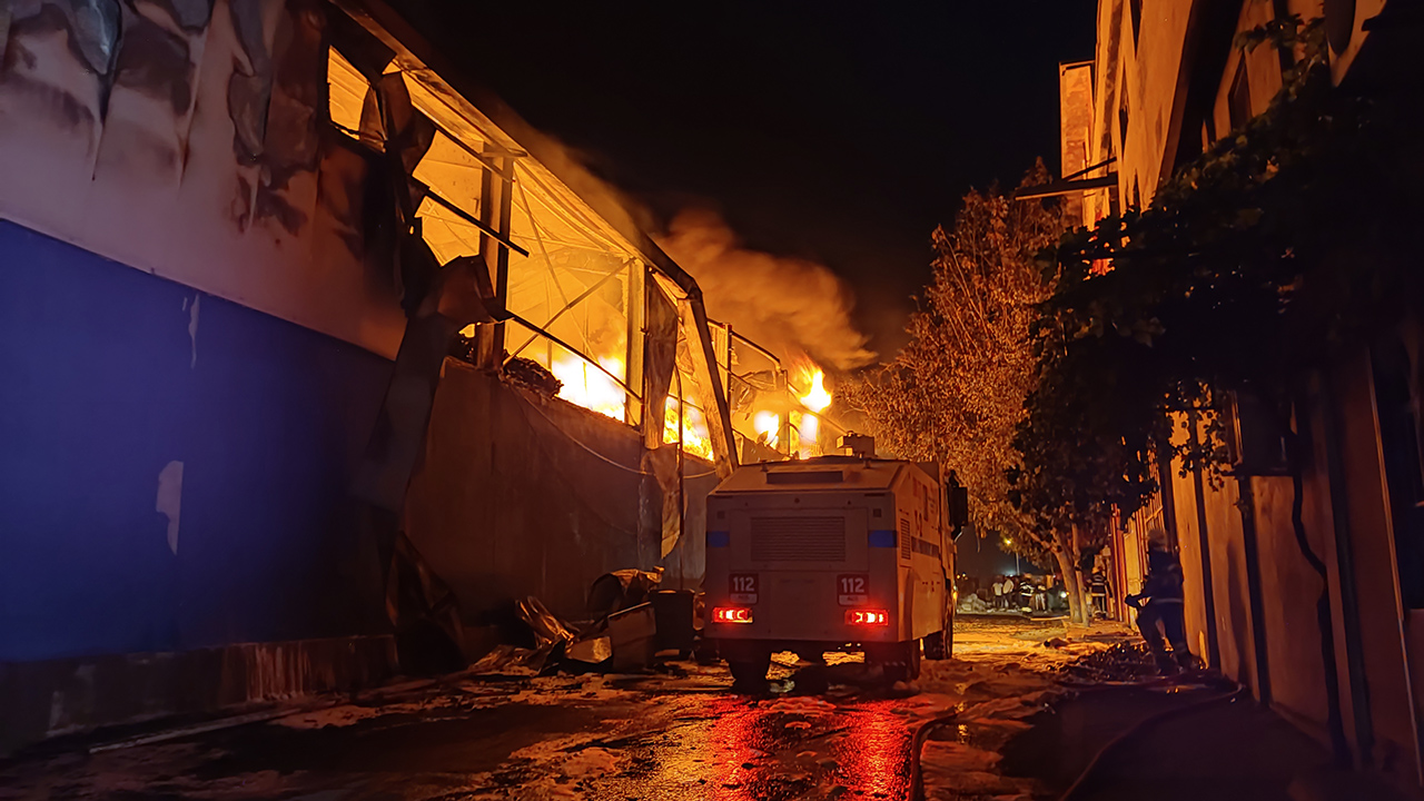 Kahramanmaraş'ta geri dönüşüm tesisinde yangın çıktı