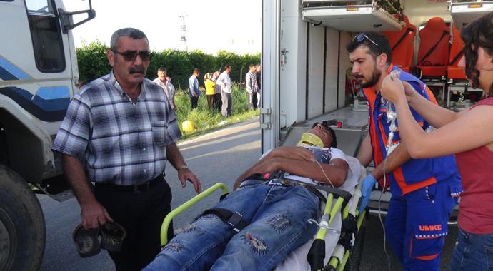Adana'da tarım işçilerini taşıyan midibüs devrildi: 32 yaralı