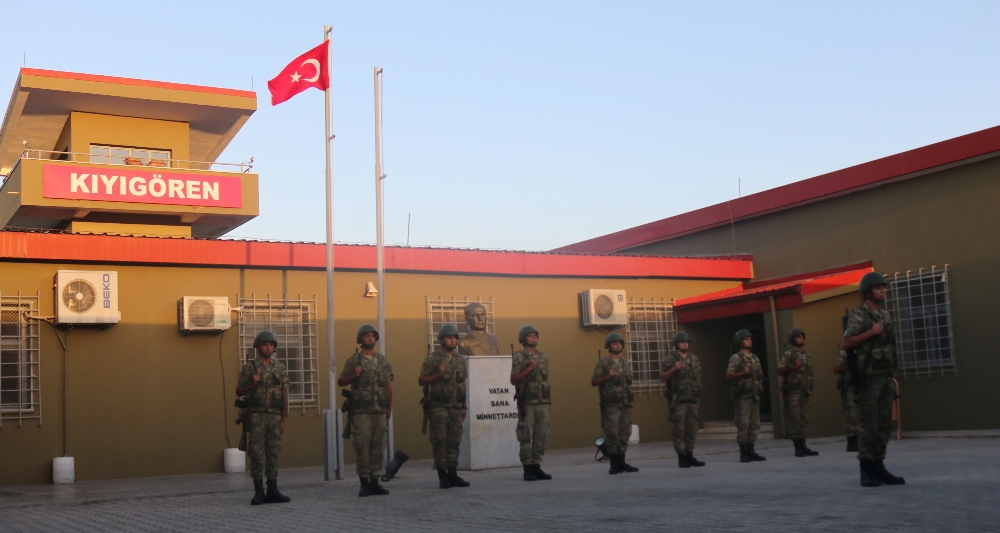 Gözler sınırda kulakları ezanda