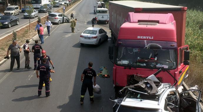 TIR 3 otomobili biçti! 2 ölü, 6 yaralı