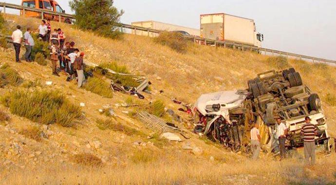 Mersin'de feci kaza: 2 ölü, 5 yaralı