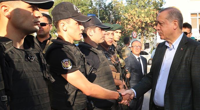 Erdoğan polis merkezini ziyaret etti
