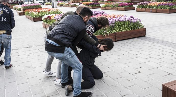 Taksim'de pankart açan iki kadın gözaltına alındı