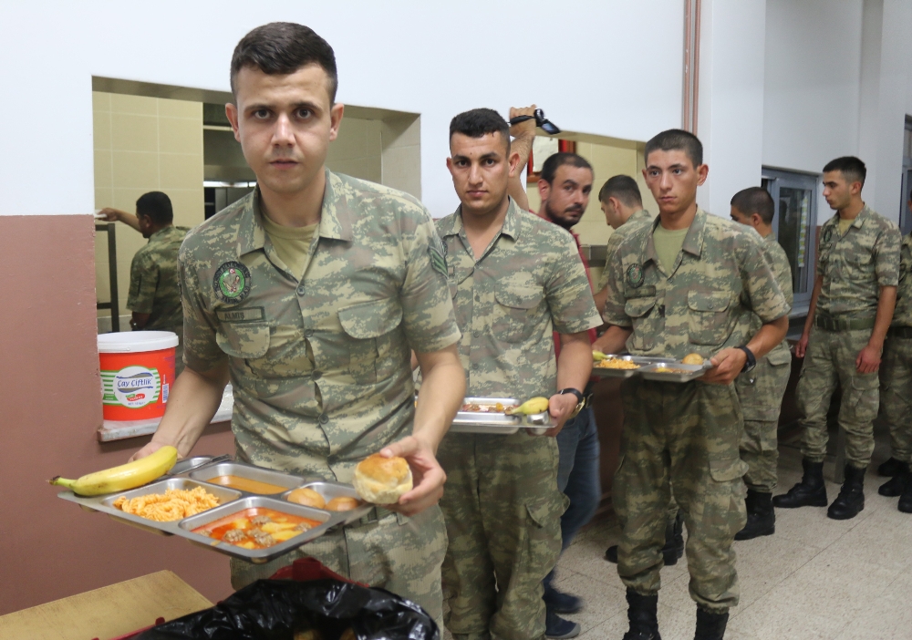Gözler sınırda kulakları ezanda