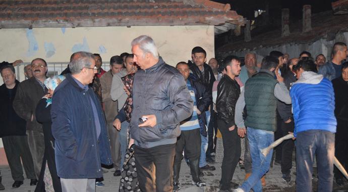 5.katta mahsur kalan anne çocuğunu aşağıya attı