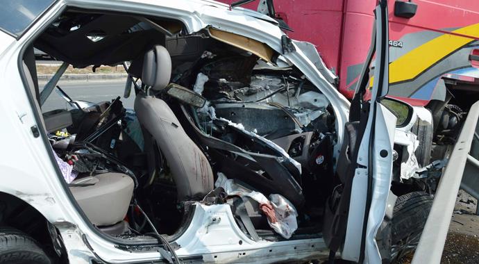 TIR 3 otomobili biçti! 2 ölü, 6 yaralı