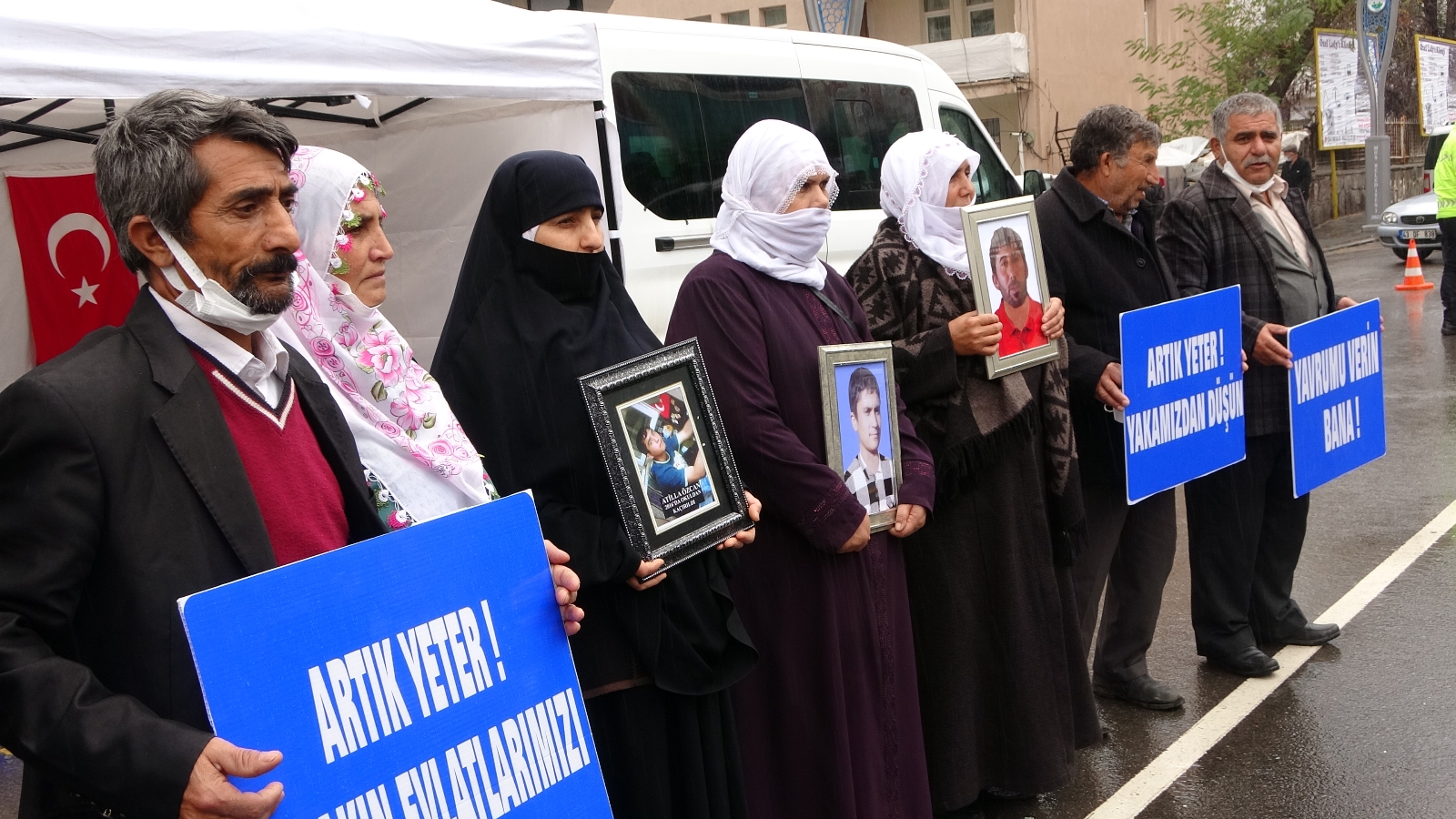 Muş’ta evlat nöbeti tutan ailelere bir kişi daha katıldı: 'Kızım geri gel'