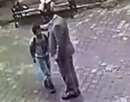 Müdür, engelli arkadaşının bağcıklarını bağlayan öğrenciyi alnından öptü