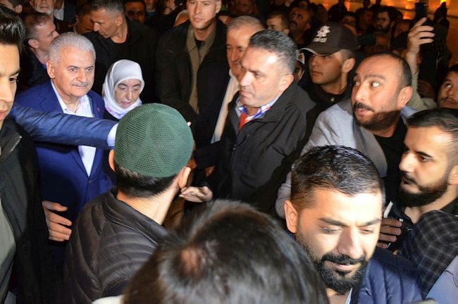 Binali Yıldırım'a sabah namazı çıkışı yoğun ilgi