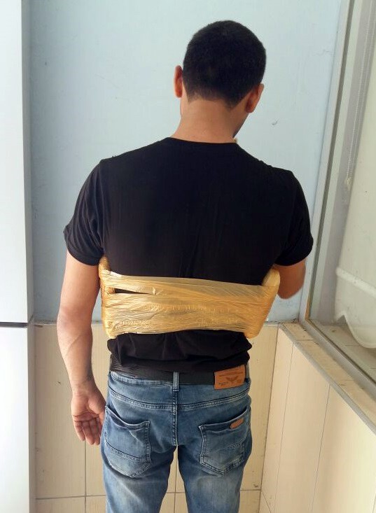 Koltukaltına sardığı esrarla yakalandı