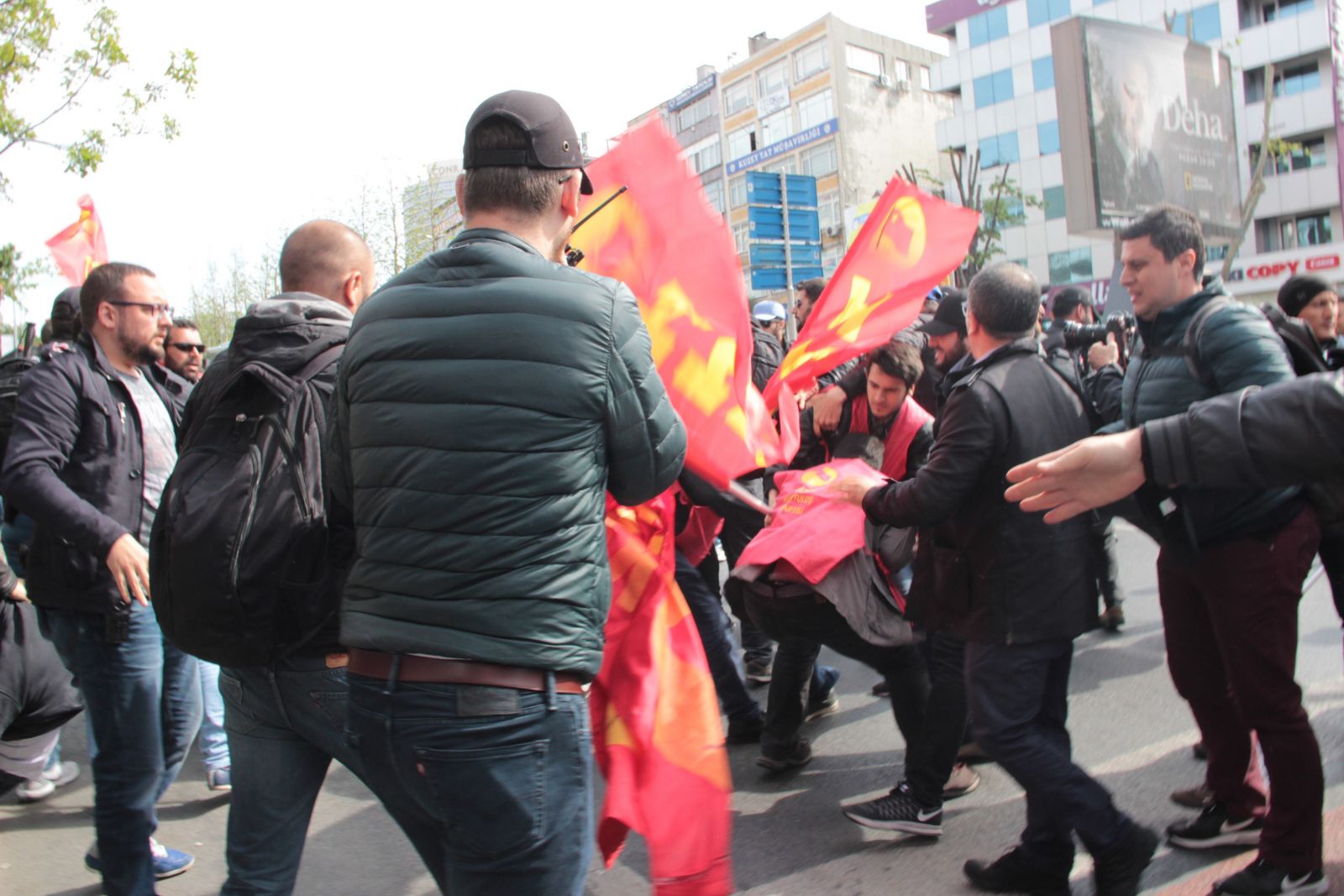 Beşiktaş'tan Taksim'e yürümek isteyen gruba müdahale