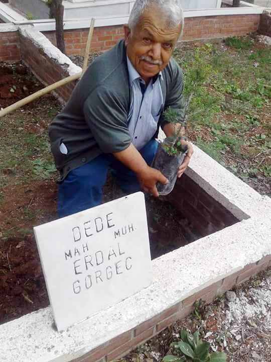 Kendi mezarına çam dikti