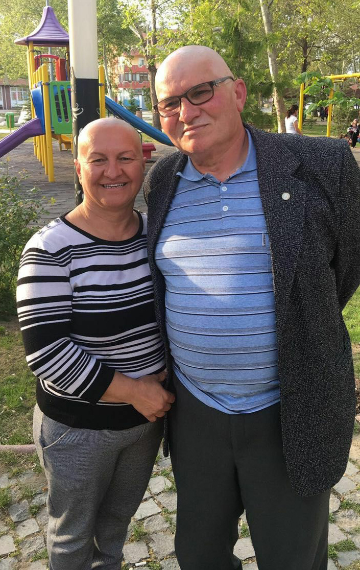 Kansere dikkat çekmek isteyen karı koca saçlarını kazıttı