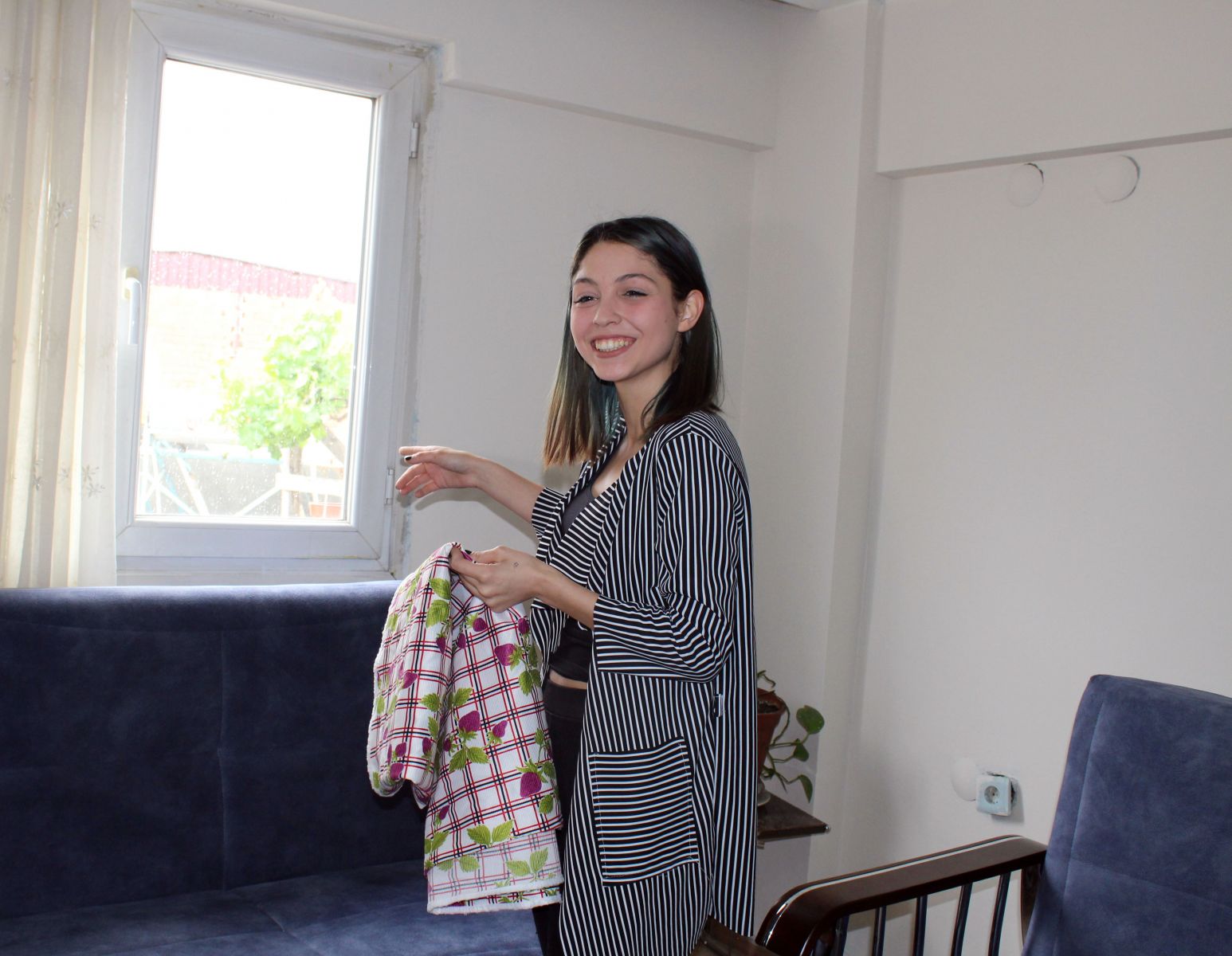 Sofra bezi silkelerken 5. kattan düşen kız kurtuldu