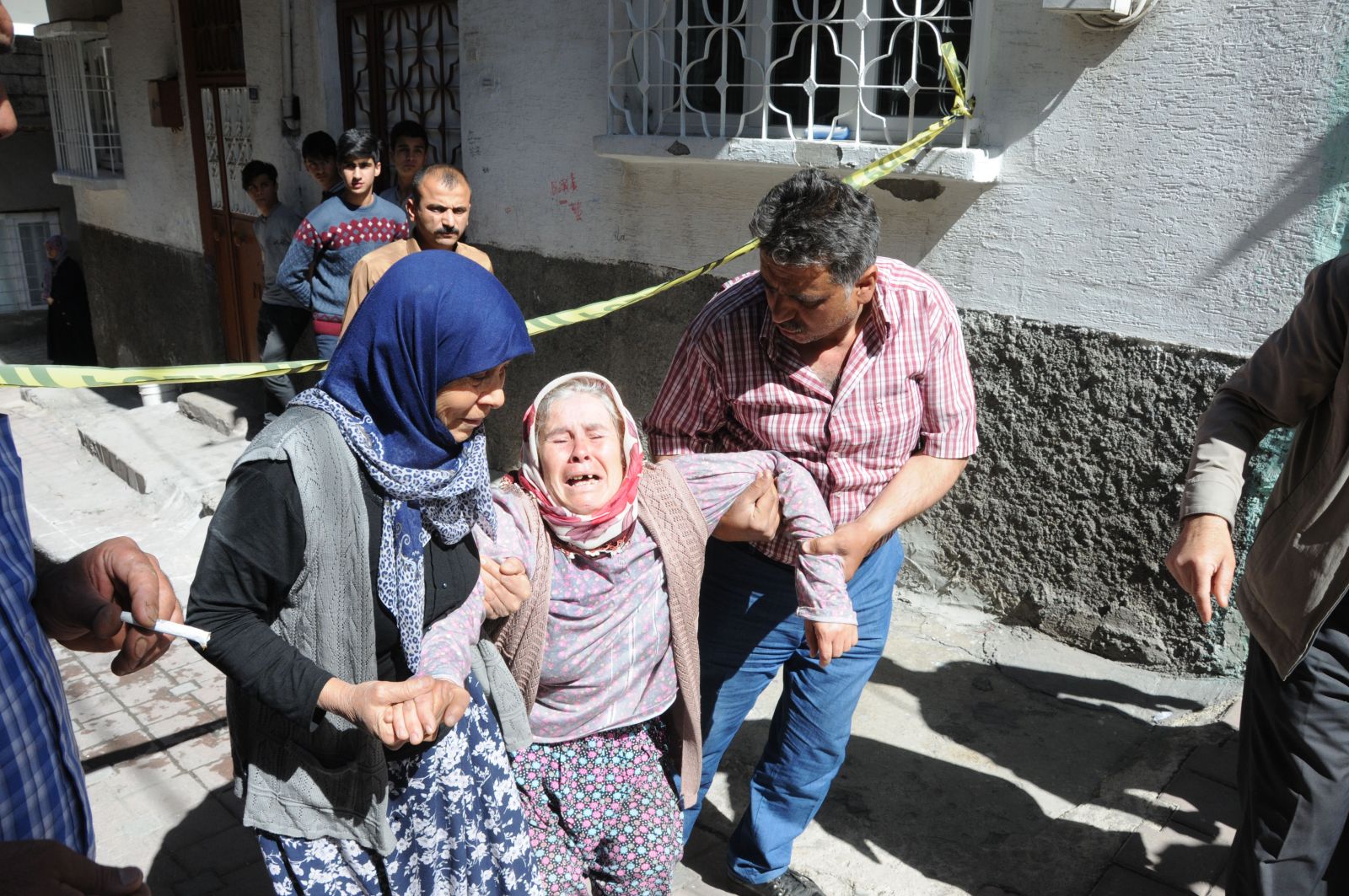 Ateşe verdiği evde dumandan öldü