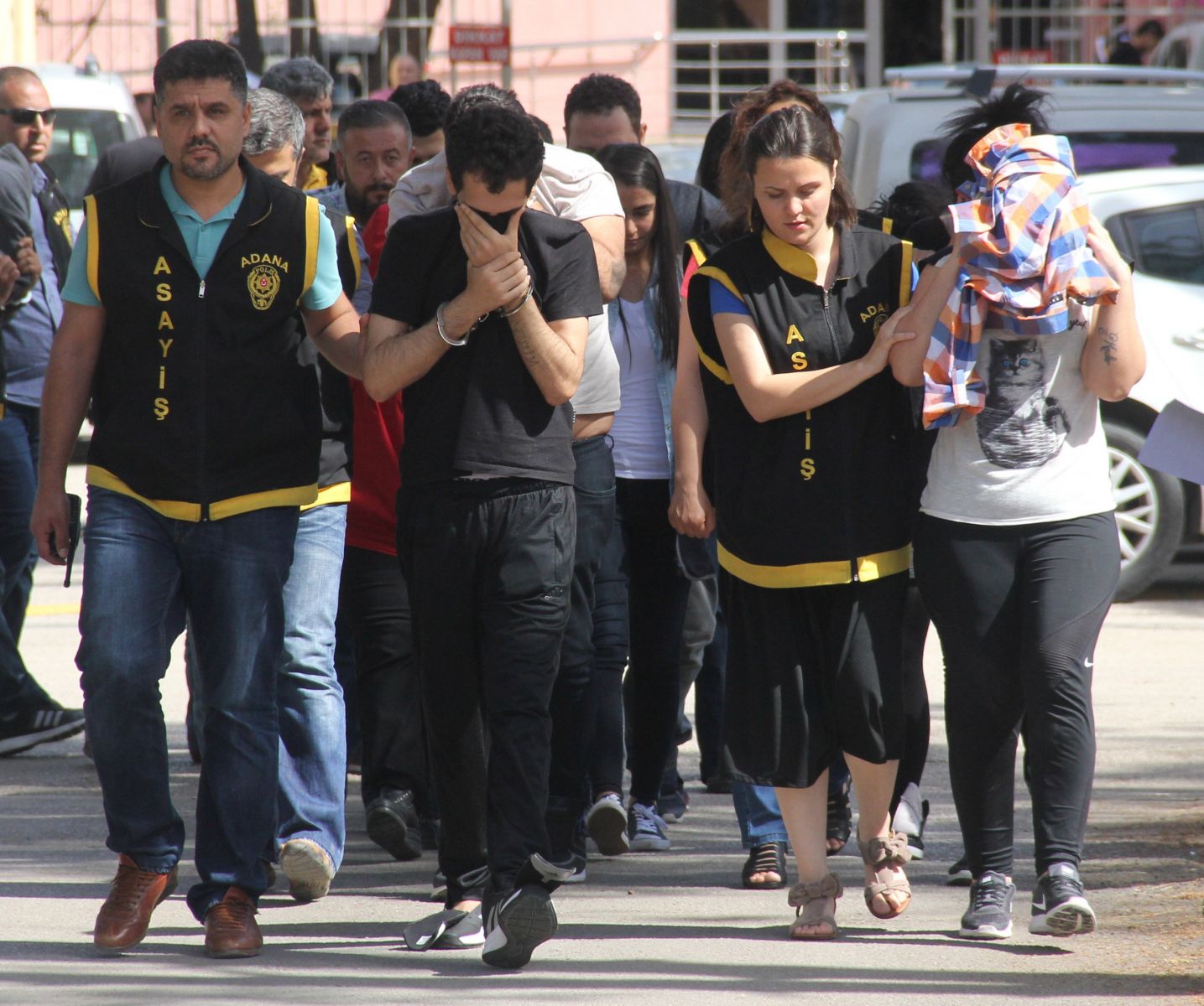 Bilgisayar merakıyla önce hacker oldu, sonra aile boyu bakın ne yaptılar