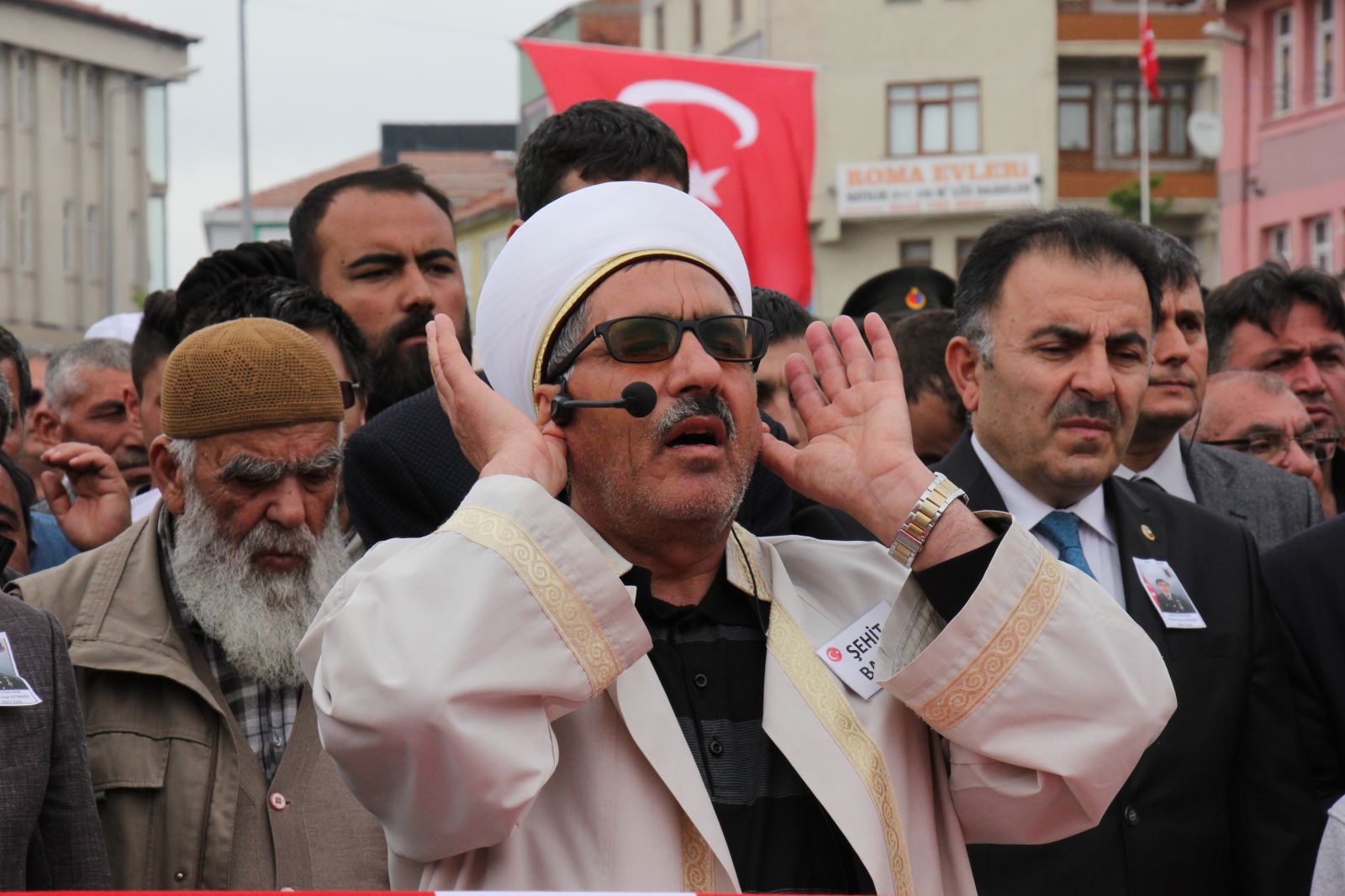 Şehit oğlunun cenaze namazını kıldıran babadan teröre tepki