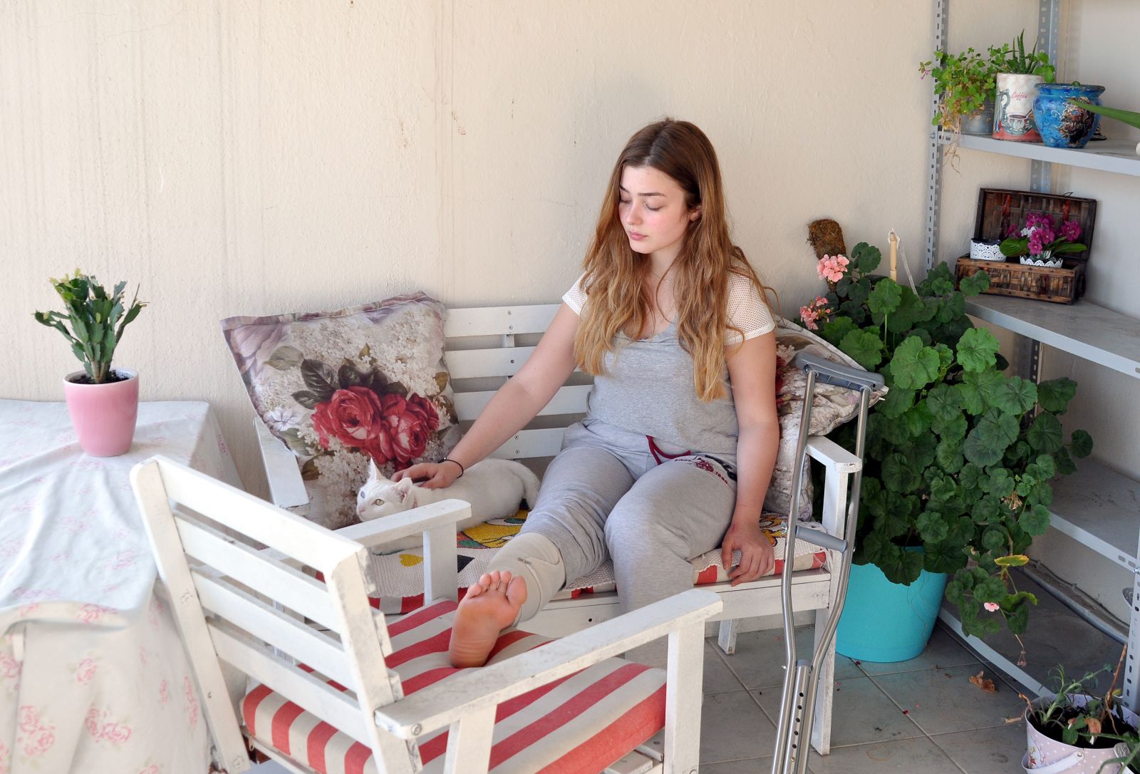 Yere baka baka yürüyen liseli kız rögara düştü