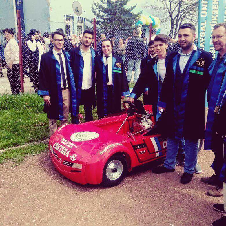 Üniversite öğrencileri çocuk karyolasından araba yaptı