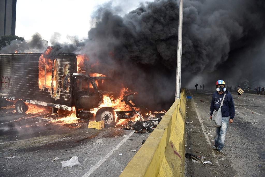Venezuela'da göstericiler bir askeri döverek öldürdü