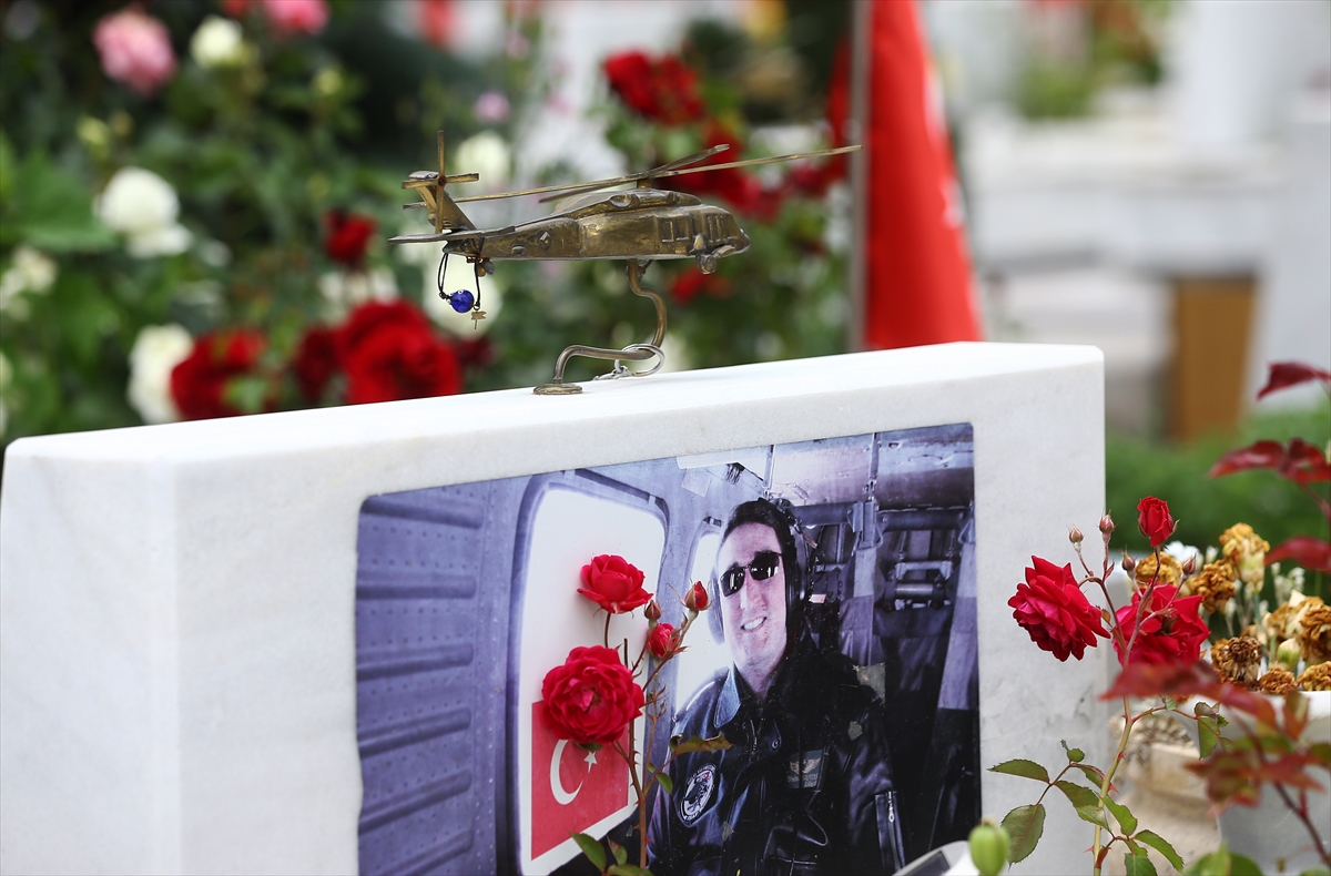 Şehitlikte yürek burkan eşyalar