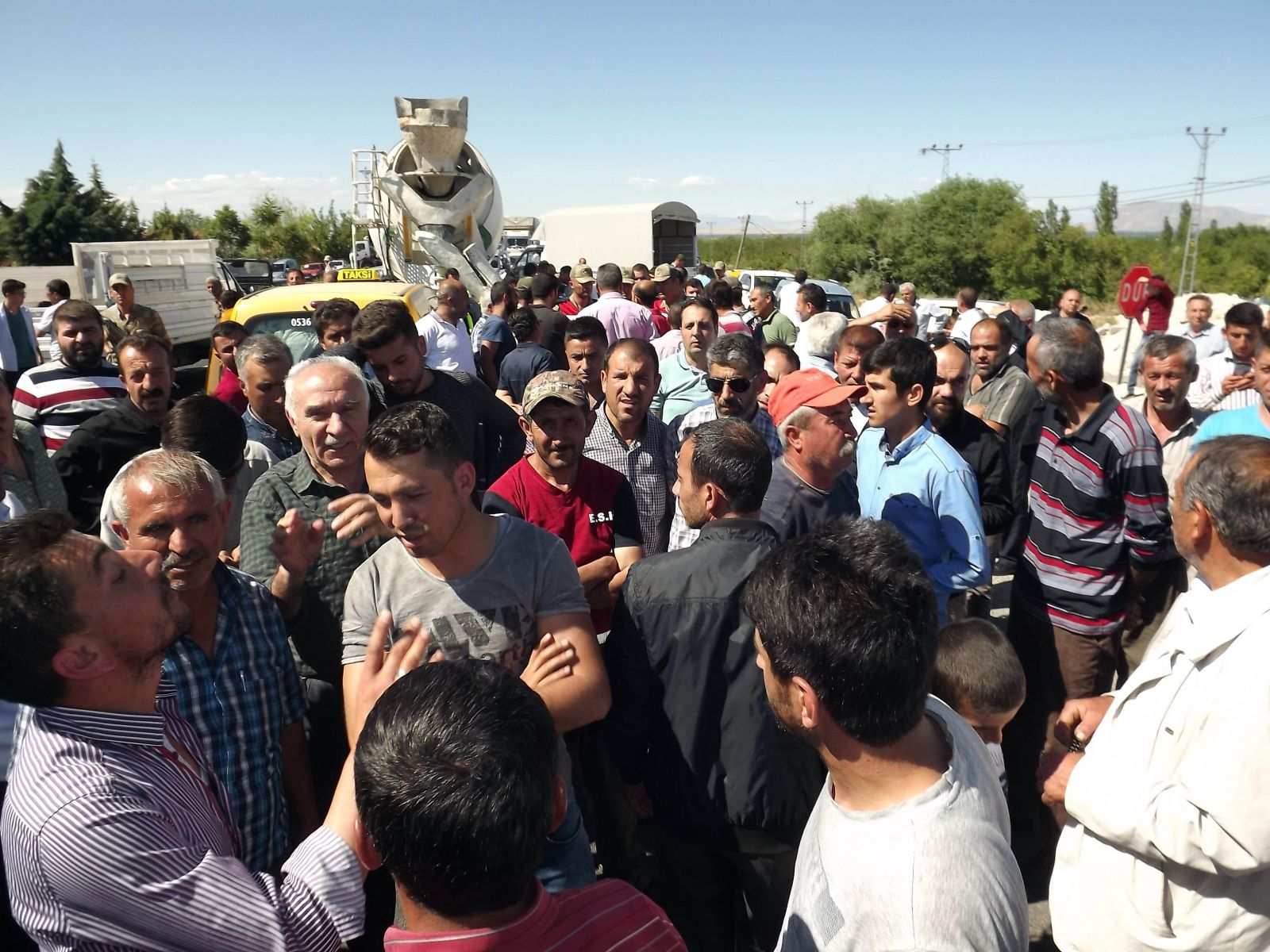 Malatya'da kavşak isteyen vatandaşlar yol kapadı