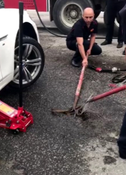 Otomobile giren yılanı böyle çıkardılar!