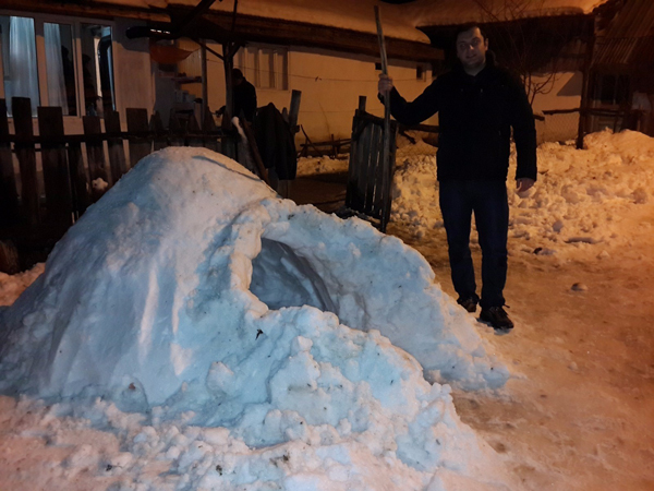 Kardan yapılan igloya 17 kişi sığdılar