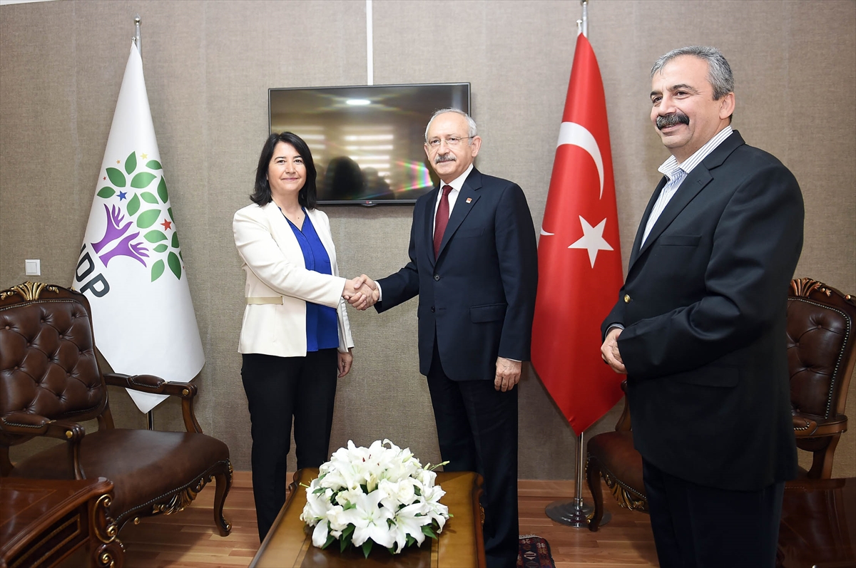 CHP ve HDP'den bol kahkahalı toplantı