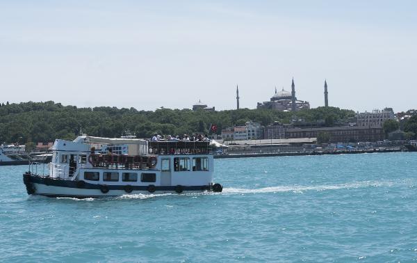 İstanbul Boğazı turkuaza boyandı