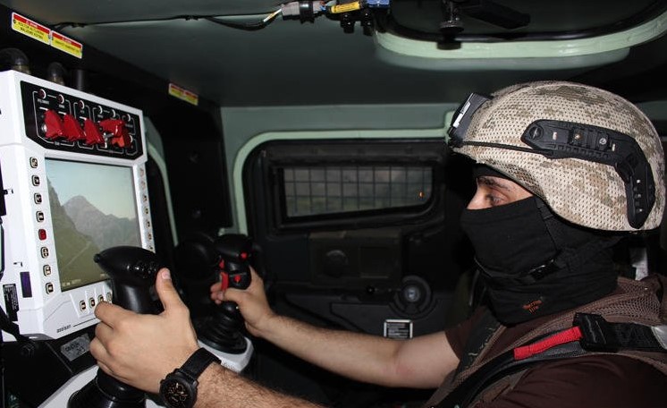 Hakkari'de özel harekat polisleri eller tetikte oruç açıyor