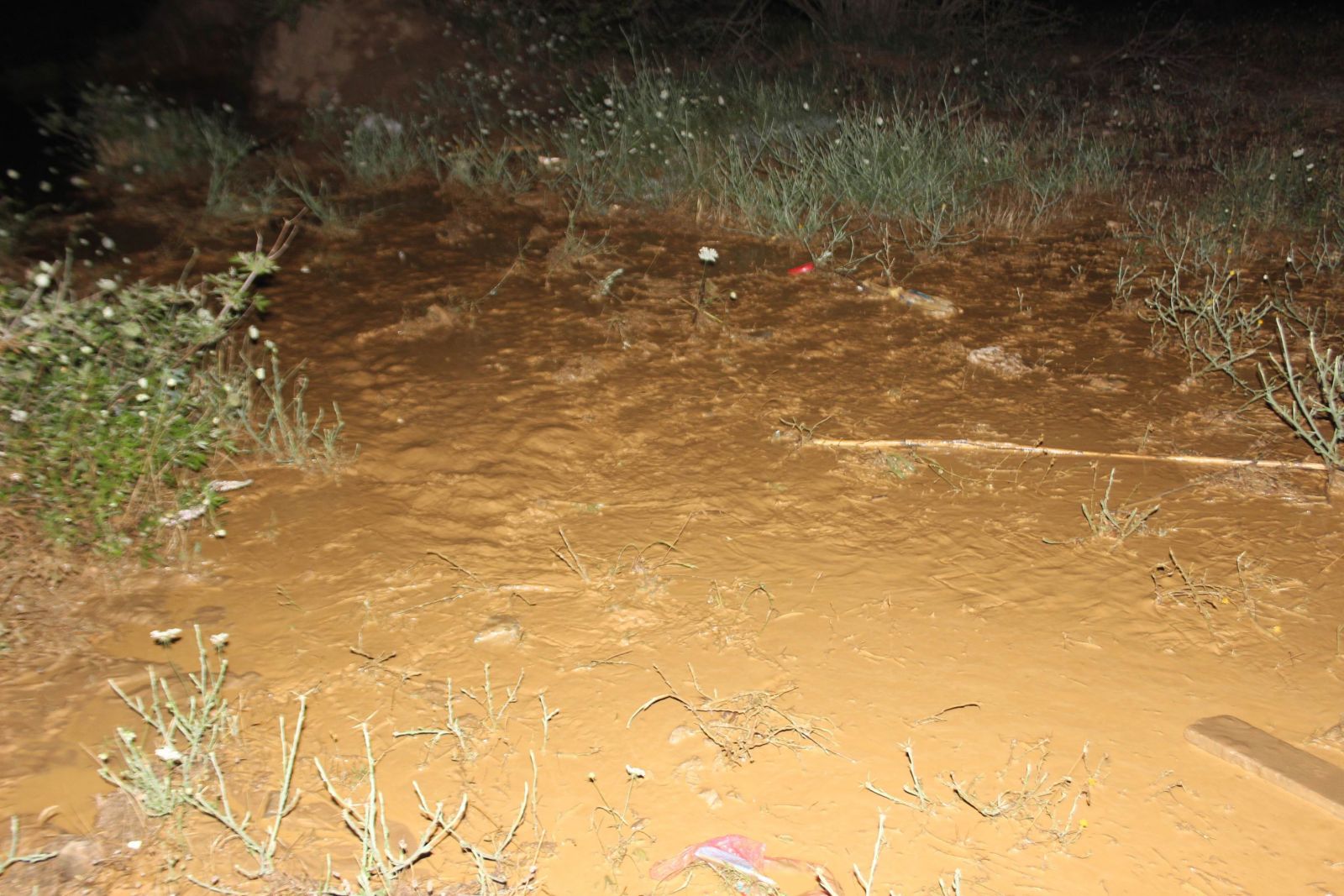 Evlerini jeotermal su bastı!