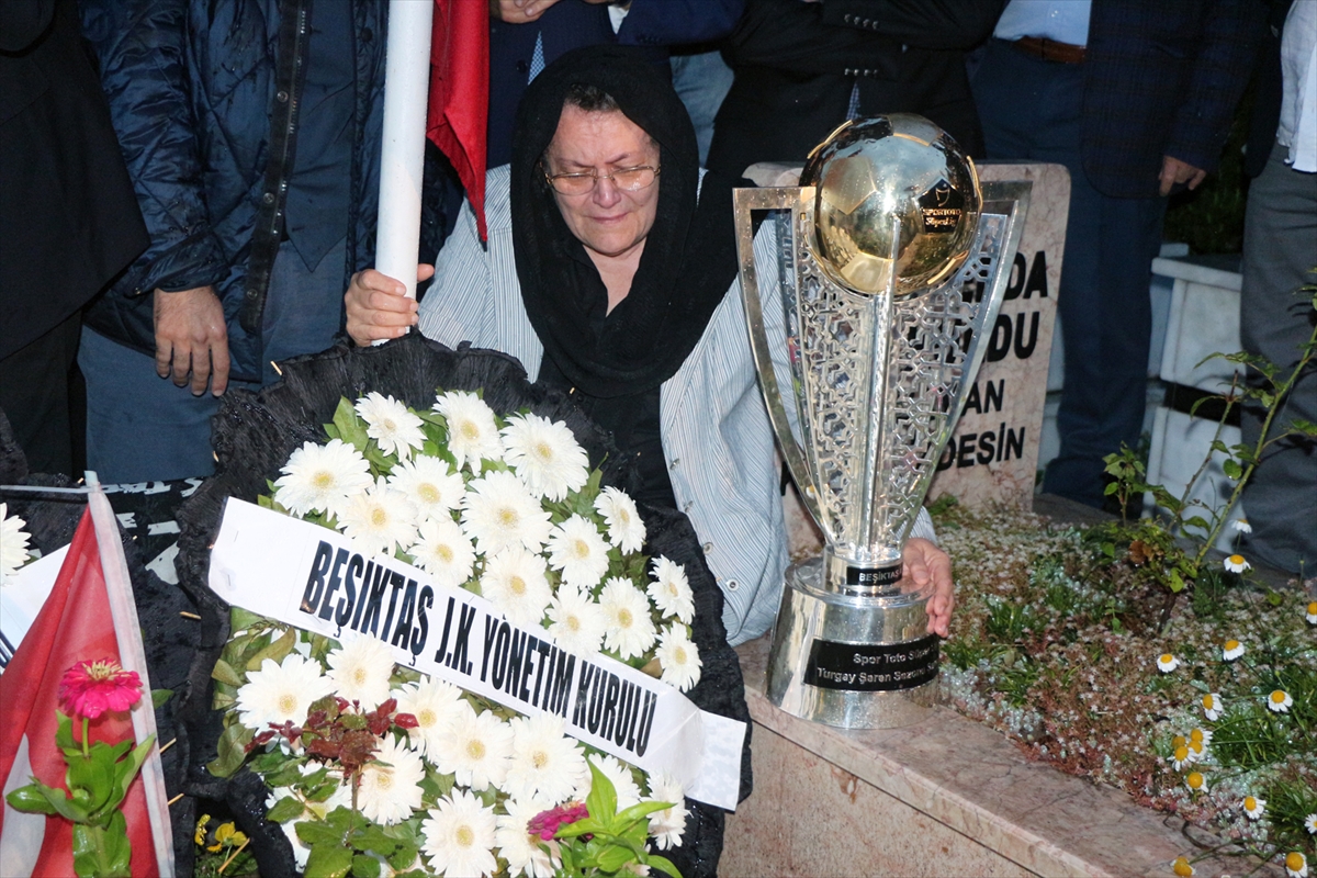 Beşiktaş'ın şampiyonluk kupasını şehidin mezarına götürdüler