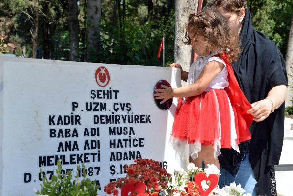 3 yaşındaki Lara'dan şehit babasına ziyaret