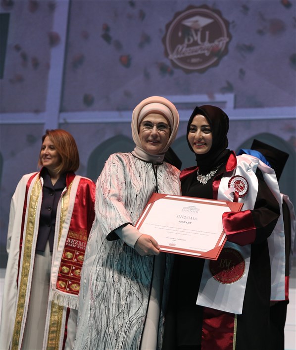 Emine Erdoğan, Bezmiâlem Vakıf Üniversitesinin mezuniyet töreninde