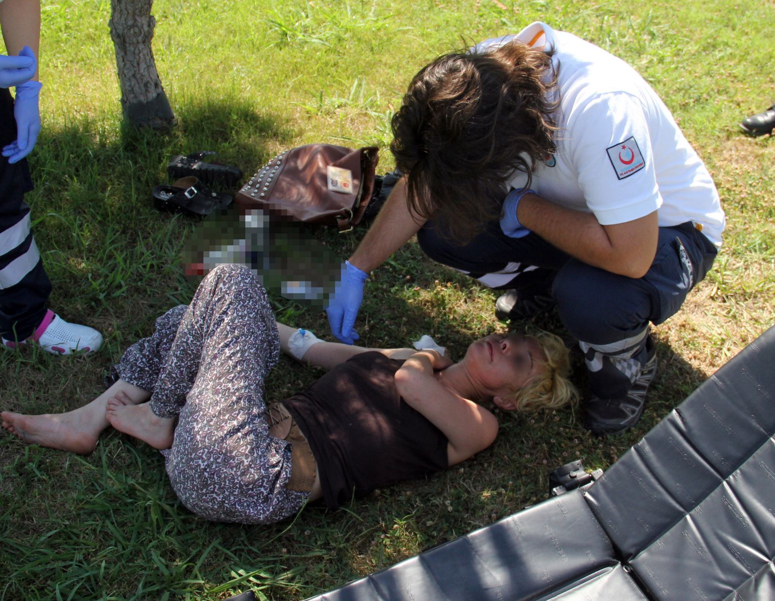 Parkta alkol alan kadın sızıp kaldı