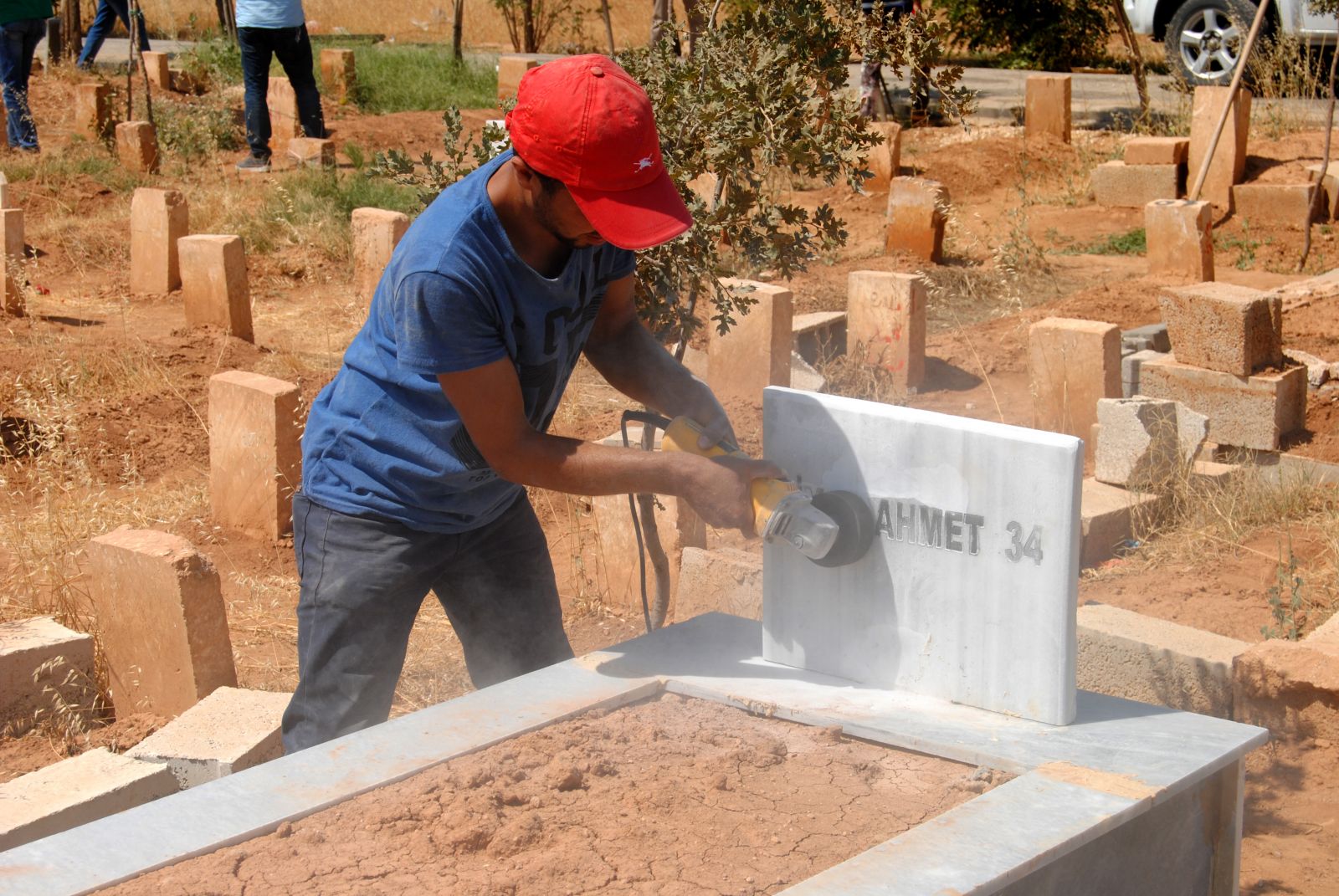 Suruç'ta PKK mezarlarındaki örgüt simgeleri silindi