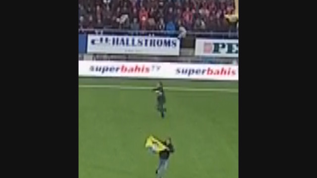 Galatasaray'ın maçında skandal! İki terörist Öcalan posteri açtı