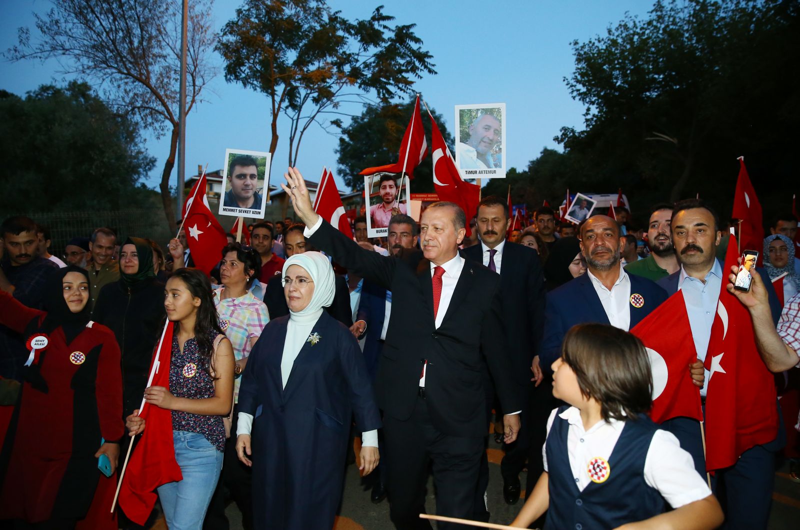 Cumhurbaşkanı Erdoğan'ın Şehitler Köprüsü'ne yürüyüşü